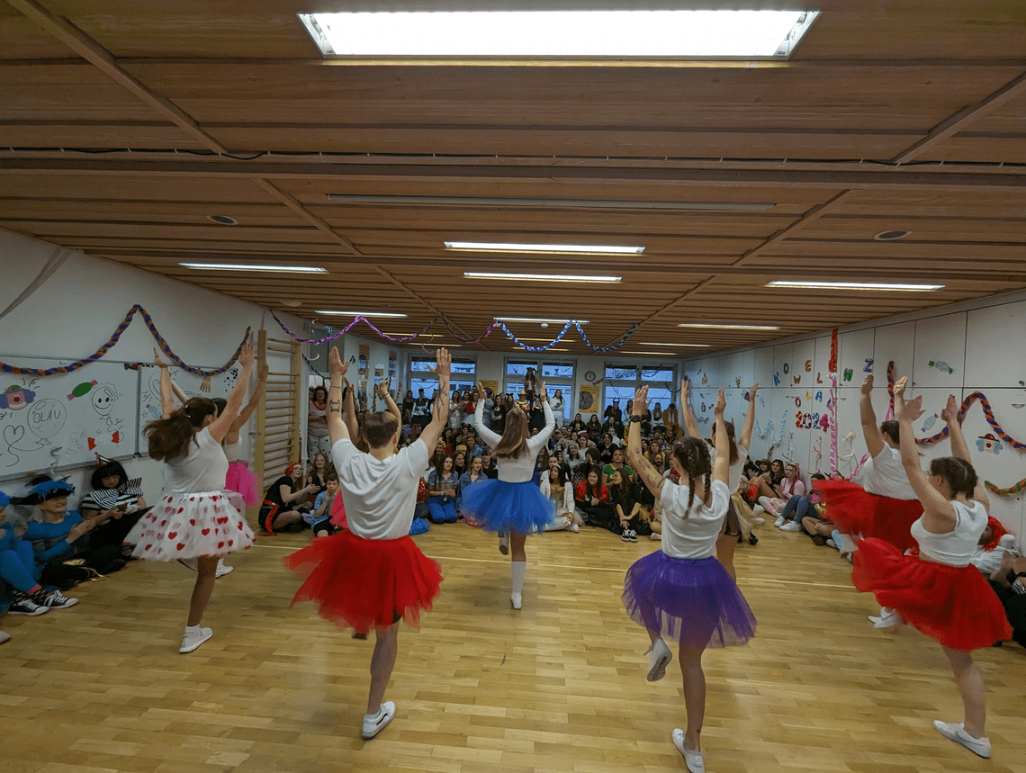 Hildegard-von-Bingen-Schule Koblenz feiert Karneval