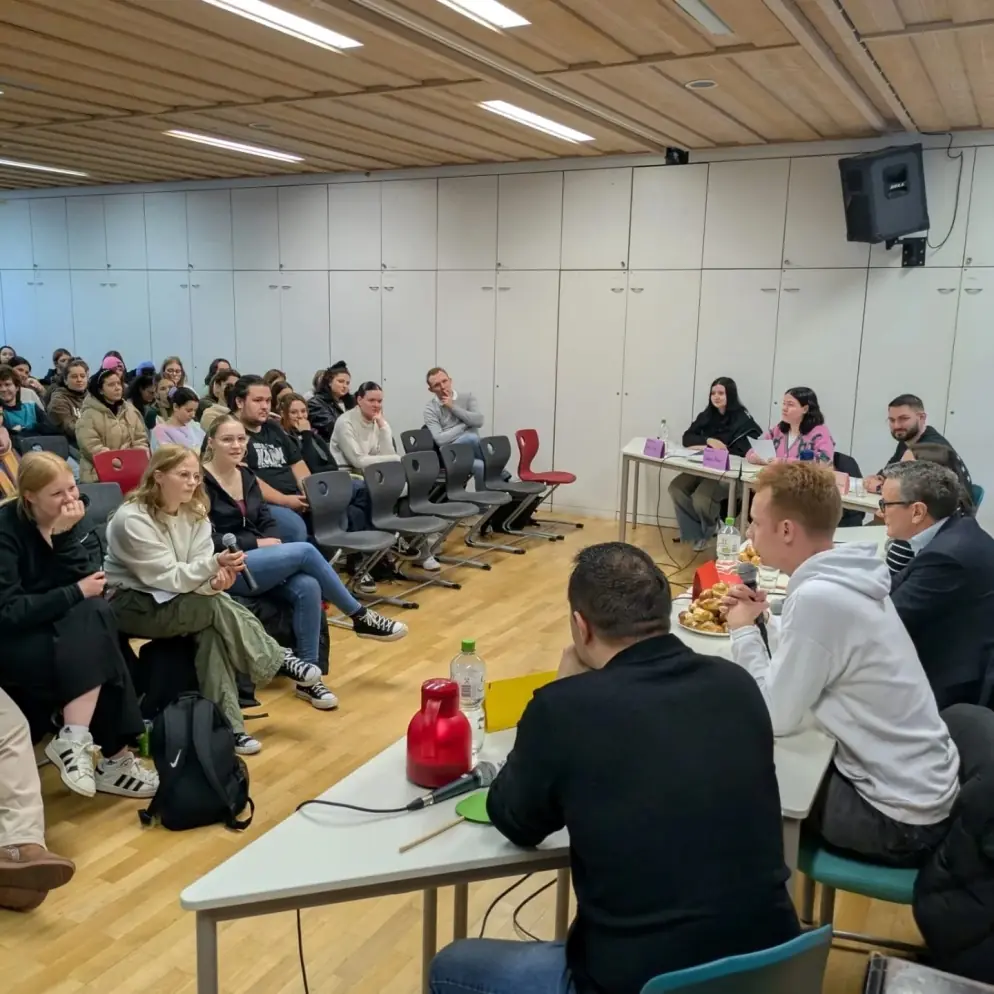 Künftige Sozialassistenten und Erzieher bereiten sich auf Bundestagswahl vor