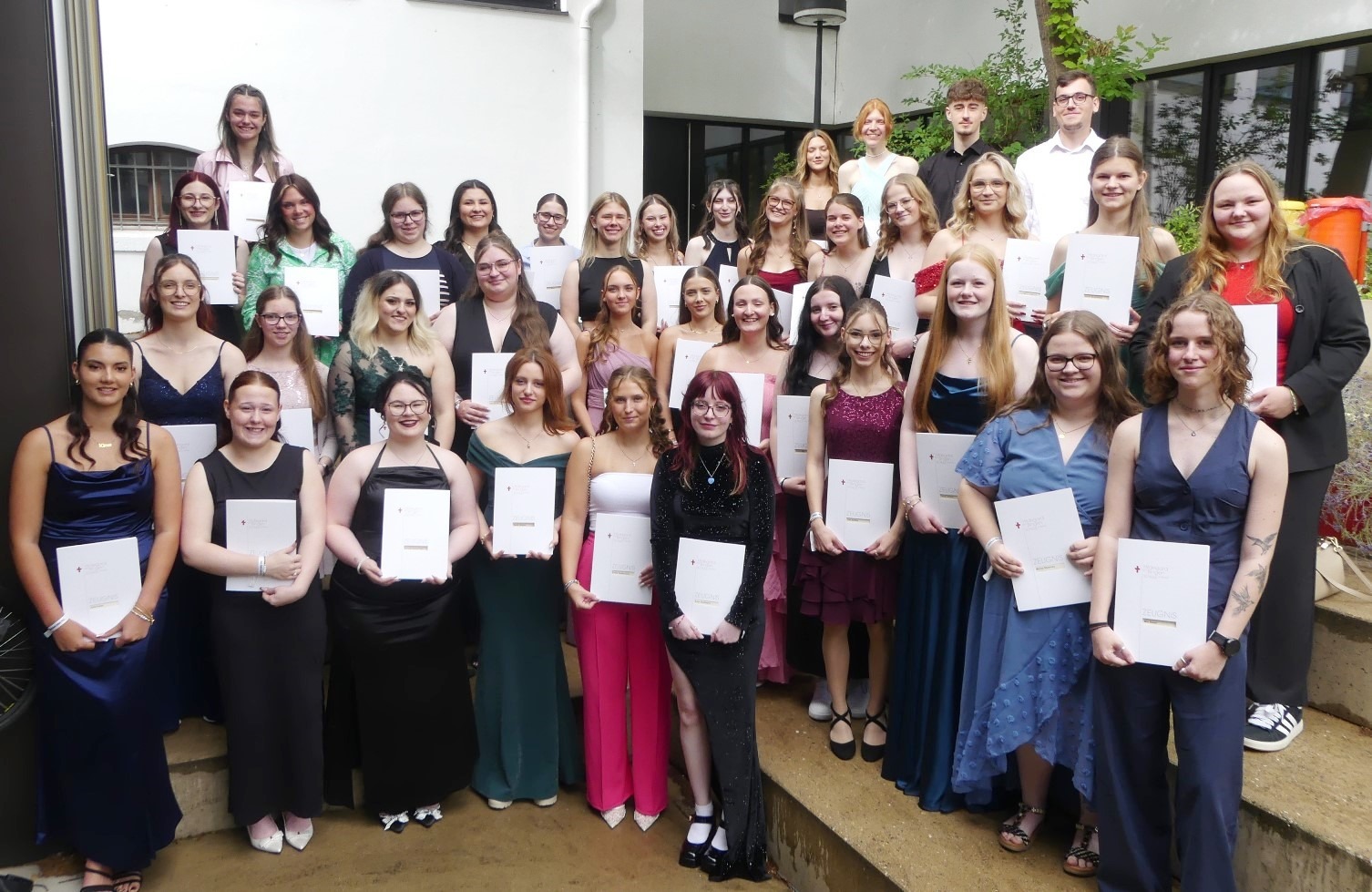 36 Sozialassistentinnen und Sozialassistenten feiern erfolgreichen Abschluss an der Hildegard von Bingen Schule Koblenz 36 Sozialassistentinnen und Sozialassistenten feiern erfolgreichen Abschluss an der Hildegard von Bingen Schule Koblenz