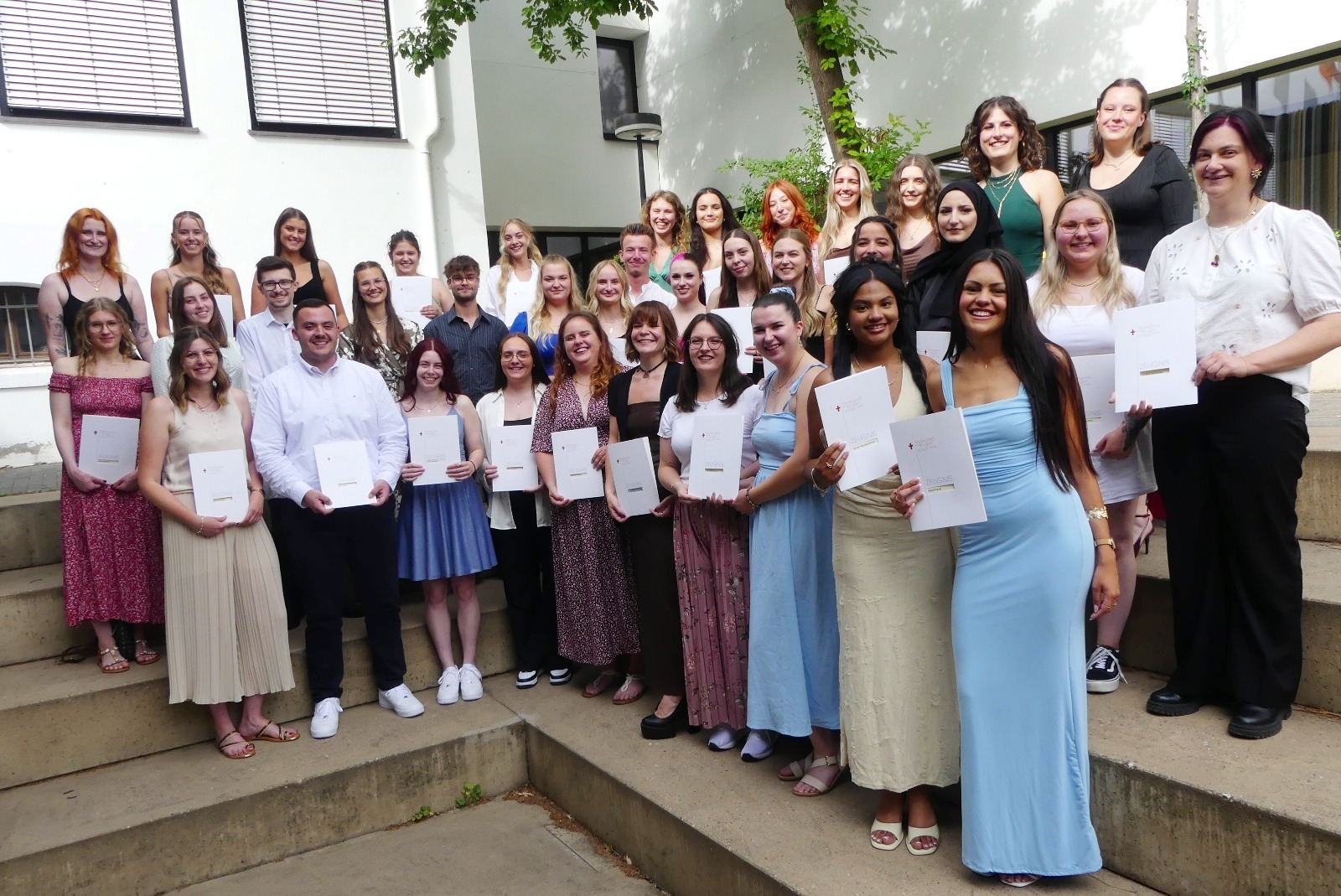 36 neue staatlich anerkannte Erzieherinnen und Erzieher schließen Ausbildung an der Hildegard von Bingen Schule Koblenz erfolgreich ab 36 neue staatlich anerkannte Erzieherinnen und Erzieher schließen Ausbildung an der Hildegard von Bingen Schule Koblenz erfolgreich ab