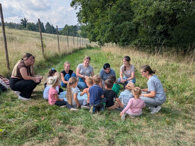 Angehende Erzieherinnen und Erzieher starten mit Waldtagen ins neue Schuljahr Angehende Erzieherinnen und Erzieher starten mit Waldtagen ins neue Schuljahr