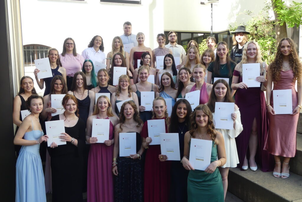 38 Absolventinnen und Absolventen feiern ihren Abschluss an der Hildegard von Bingen Schule Koblenz