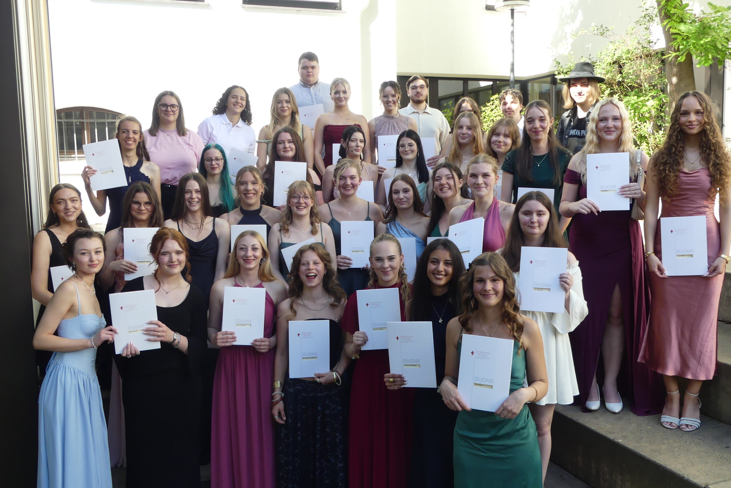 38 Absolventinnen und Absolventen feiern ihren Abschluss an der Hildegard von Bingen Schule Koblenz 38 Absolventinnen und Absolventen feiern ihren Abschluss an der Hildegard von Bingen Schule Koblenz