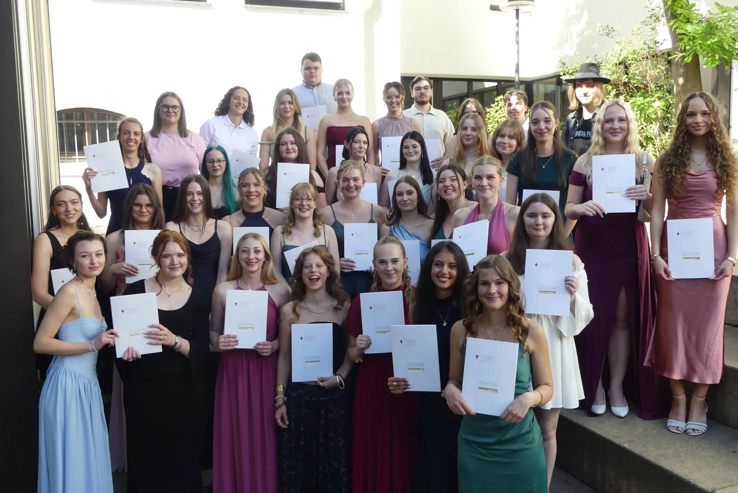 38 Absolventinnen und Absolventen feiern ihren Abschluss an der Hildegard von Bingen Schule Koblenz 38 Absolventinnen und Absolventen feiern ihren Abschluss an der Hildegard von Bingen Schule Koblenz